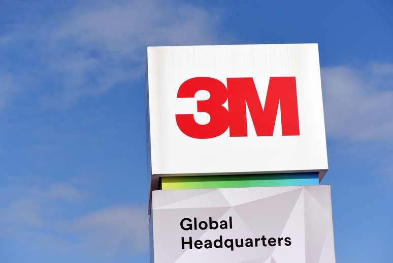 Logotipo da 3M na frente do pr&eacute;dio da matriz da companhia, Minnesota. 4/3/2020.    REUTERS/Nicholas Pfosi