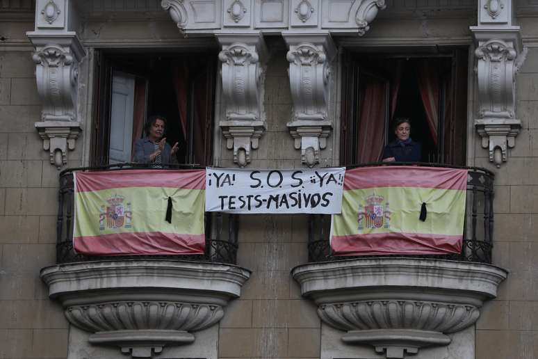 Pessoas em varandas em prédio de Madri durante quarentena do coronavírus
27/04/2020
REUTERS/Susana Vera