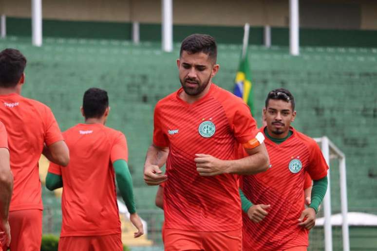 Volante Lucas Abreu destacou o bom trabalho que tem realizado no Guarani (Foto: Divulgação/Guarani)