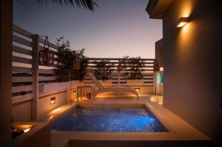 89. A ilumina&ccedil;&atilde;o noturna faz toda a diferen&ccedil;a na piscina pequena. Fonte: Senza Espacios