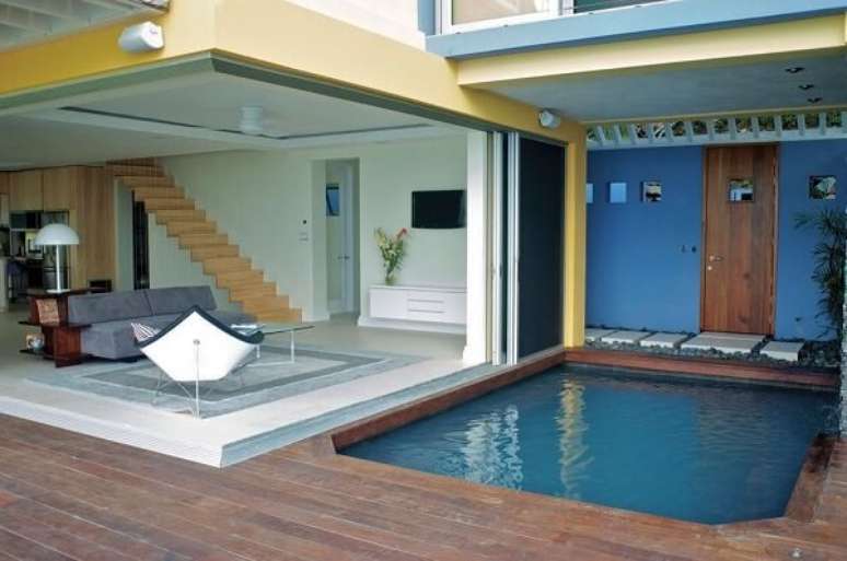 84. A piscina pequena foi construída ao lado da sala de estar. Fonte: Pinterest