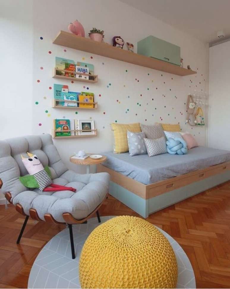 3. A poltrona costela traz ainda mais estilo para o quarto infantil. Fonte: Ana Neri