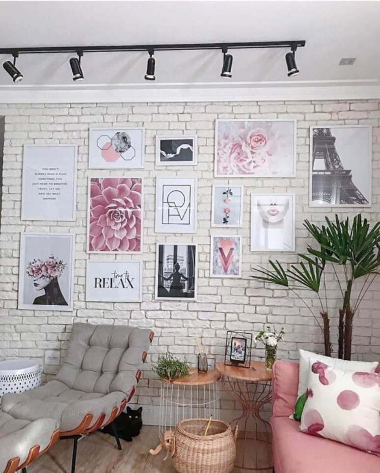 29. Ambiente descontraído com sofá rosa e poltrona costela. Fonte: Pinterest