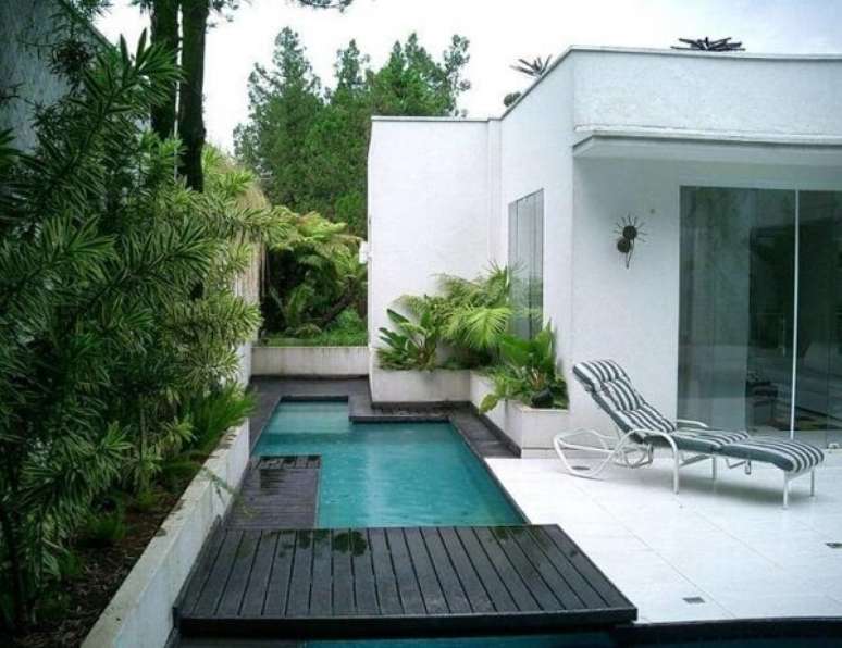 82. Aproveite o corredor lateral da casa para montar uma linda piscina pequena. Fonte: Kika Prata