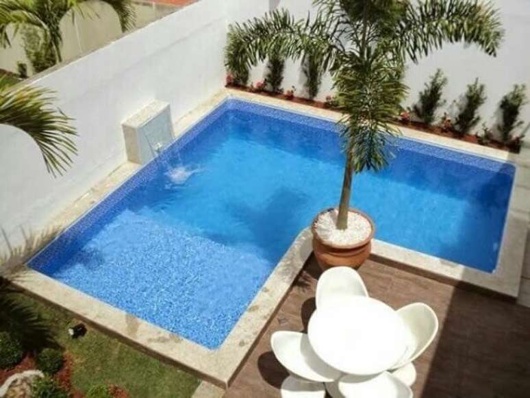 83. &Aacute;rea de lazer pequena com piscina em L de alvenaria. Fonte: Pinterest
