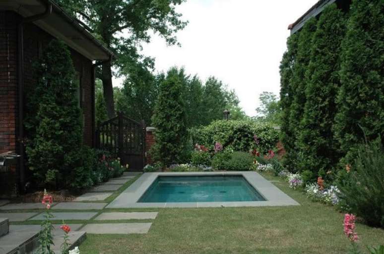 78. Casa de campo com piscina pequena em formato quarado. Fonte: Pinterest