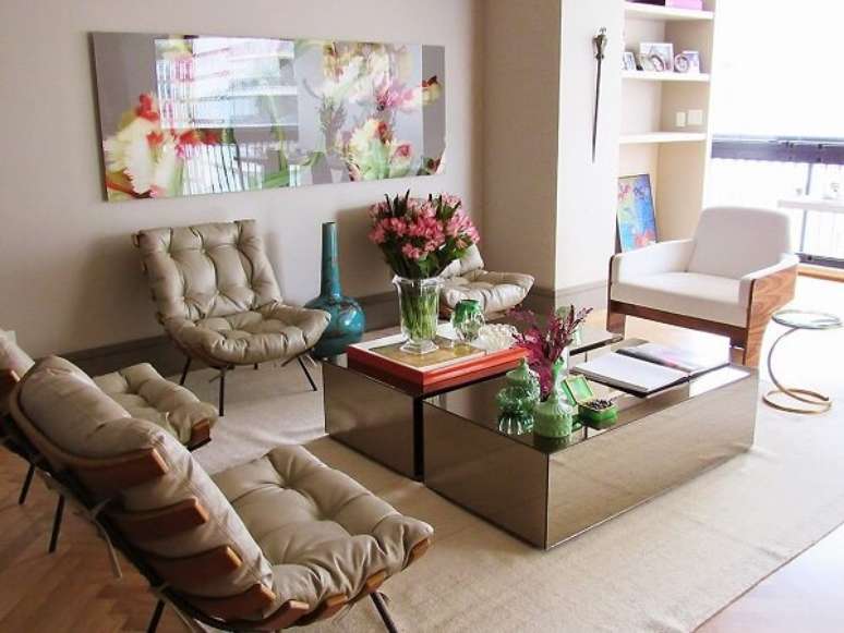 25. Complemente a decoração da sala de estar com poltronas decorativas. Fonte: Pinterest