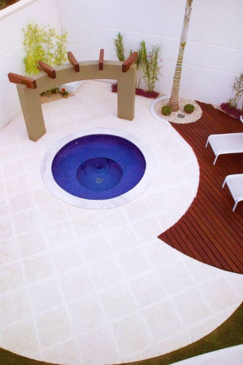 12. Deck com piscina pequena redonda. Projeto de Aquiles Nicolas Kilaris