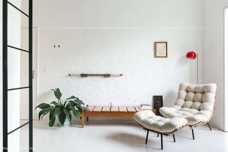 24. Decoração minimalista com poltrona costela branca. Fonte: Pinterest