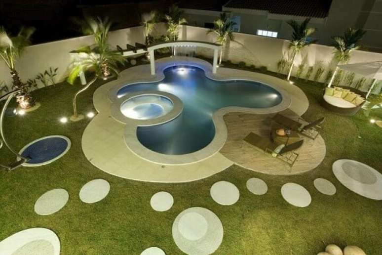 32. Jardim com piscina grande e piscina pequena. Projeto de Aquiles Nicolas Kilaris