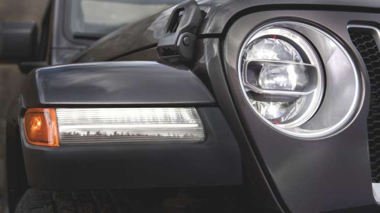 Os far&oacute;is s&atilde;o full LED com design exclusivo da vers&atilde;o.