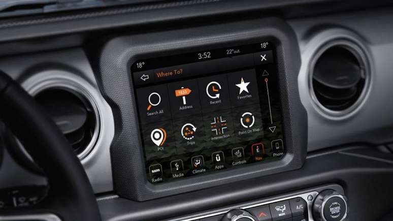 A central multim&iacute;dia Uconnect tem tela t&aacute;til de 8,4&rdquo; e navegador por GPS. 