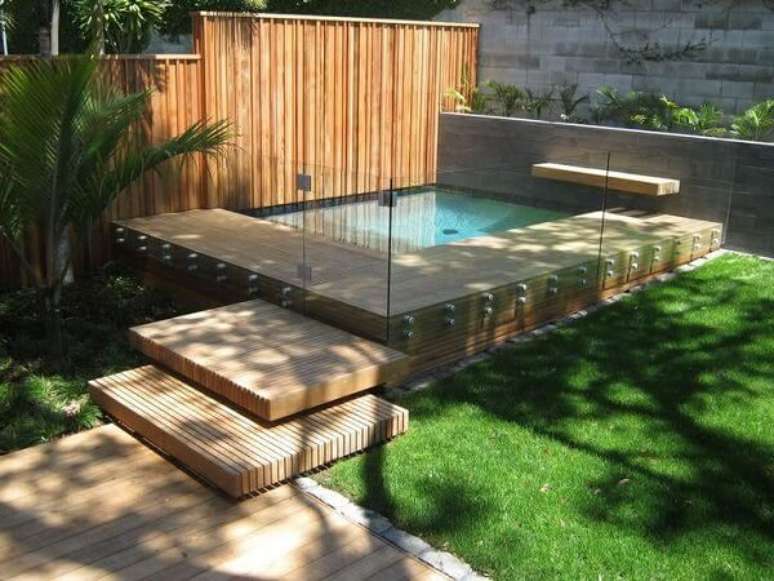 74. Modelo de piscina pequena com divis&oacute;ria de vidro. Fonte: Pinterest