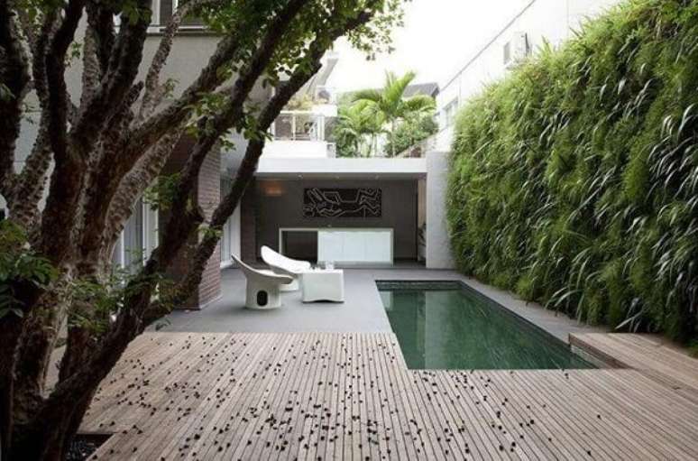 64. O jardim vertical traz frescor para a área da piscina. Fonte: Antonio & Mario Arquitetura e Interiores