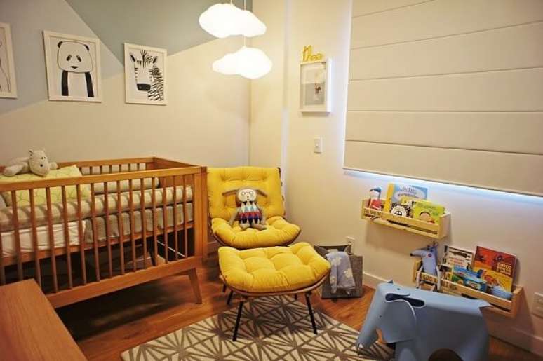 15. O quarto de bebê ficou lindo com a poltrona costela amarelo. Fonte: Metrópoles