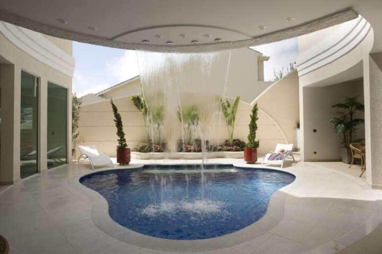 5. A piscina de fibra pequena pode ter o formato que for melhor para o seu espa&ccedil;o. Projeto de Aquiles Nicolas Kilaris