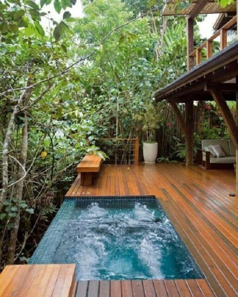 63. Piscina pequena com borda infinita. Fonte: Pinterest