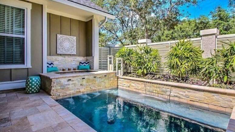 65. Piscina pequena com cascata lateral cheia de estilo. Fonte: Lola Interiors