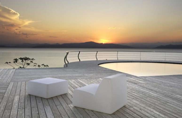 18. Piscina pequena com deck de madeira clara. Projeto de Roberto Rita