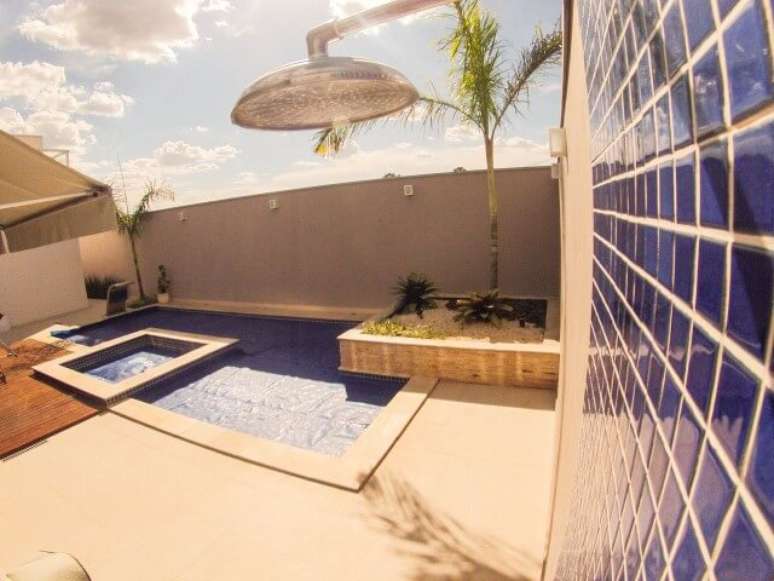 7. &Eacute; interessante cobrir a piscina pequena e a infantil para proteger de sujeira e tamb&eacute;m para que crian&ccedil;as e animais n&atilde;o caiam nelas. Projeto de Arquiteto Caio Pelisson