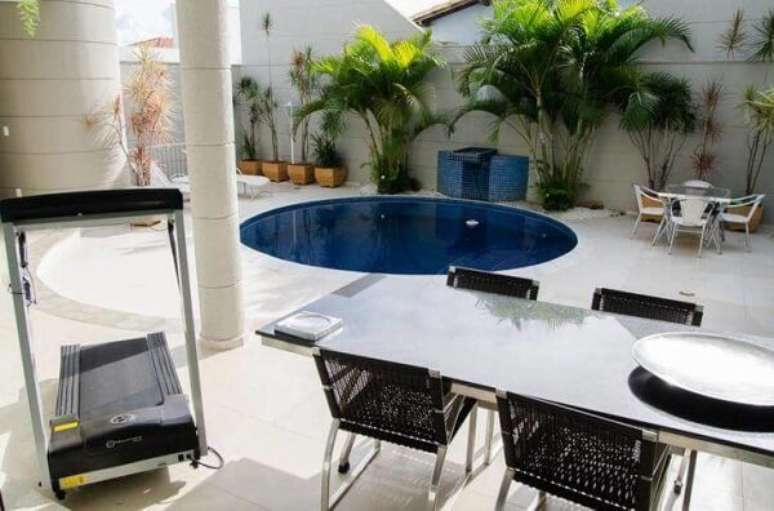 68. Piscina pequena e redonda com estilo. Fonte: Pinterest