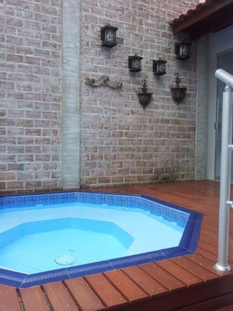 94. Mesmo que seja em um cantinho, &eacute; poss&iacute;vel, sim, ter casas pequenas com piscina. Projeto de Kelly Petillo