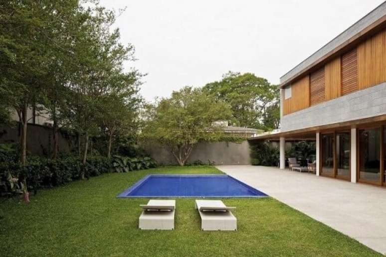 35. Piscina pequena em jardim amplo. Projeto de Pascali Semerdjian