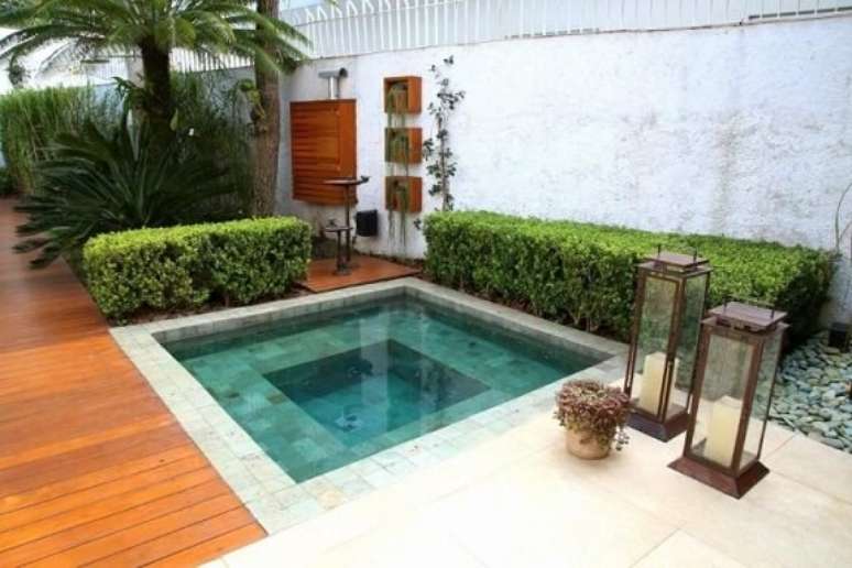 48. Piscina pequena infantil em deck de madeira. Projeto de Meyer Cortez