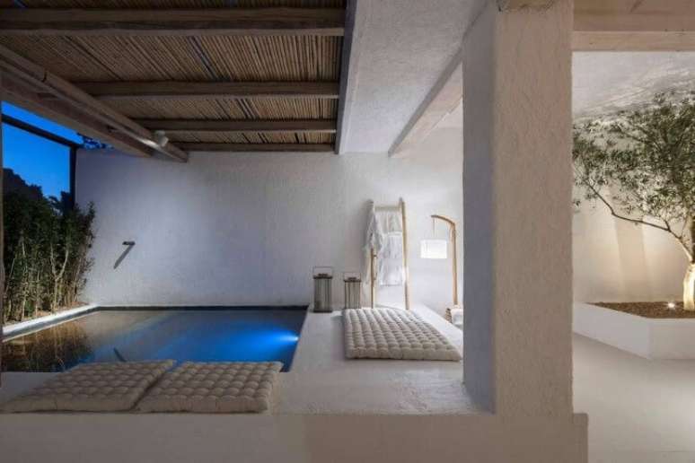31. Piscina pequena minimalista com futons brancos próximos. Projeto de Casa Cor Brasília 17