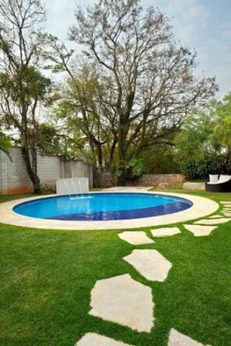 21. Piscina pequena redonda com cascata. Projeto de Jannini Sagarra Arquitetura