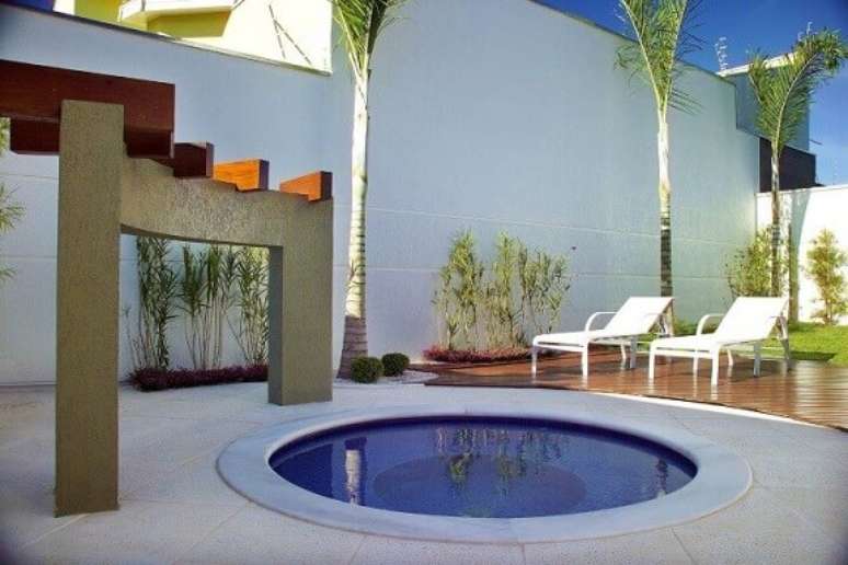 29. Piscina pequena redonda com deck e espregui&ccedil;adeiras. Projeto de Aquiles Nicolas Kilaris
