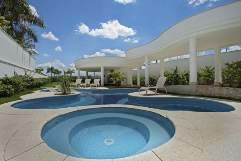 39. Piscina pequena redonda e piscina grande em formato diferente. Projeto de Aquiles Nicolas Kilaris