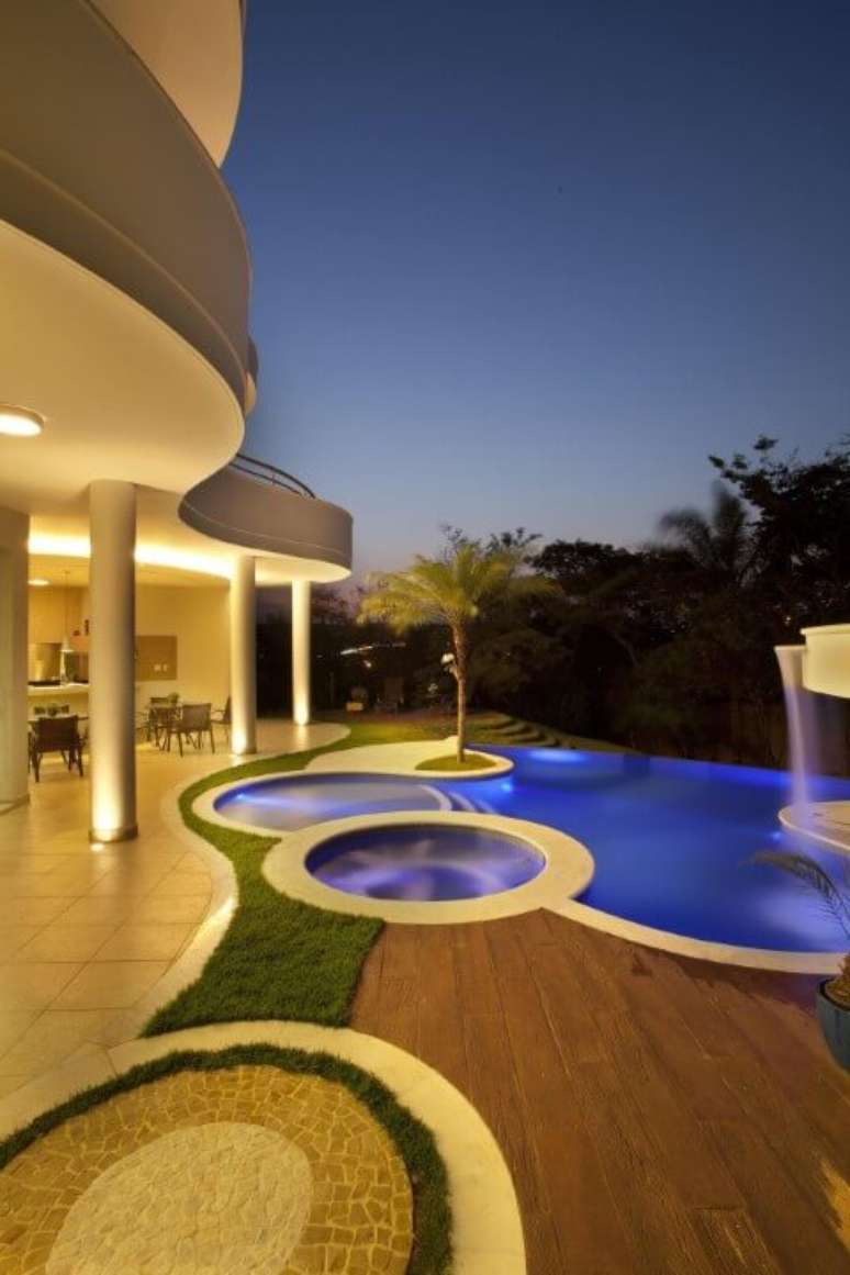 26. Varanda com piscina grande e duas piscinas pequenas. Projeto de Aquiles Nicolas Kilaris