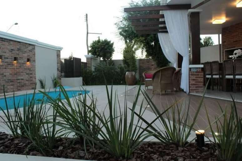 42. Varanda com piscina pequena e arandela. Projeto de Graziela Von Muhlen