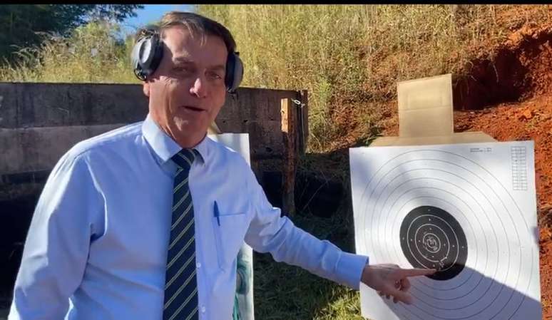 Presidente Jair Bolsonaro pratica tiro ao alvo 