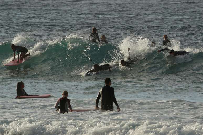 Surfistas em Bondi Beach após reabertura, em Sydney 28/4/2020  REUTERS/Loren Elliott