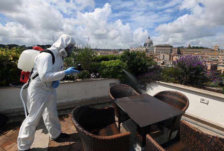 Agente de limpeza sanitiza terraço de hotel em Roma
29/04/2020
REUTERS/Alberto Lingria