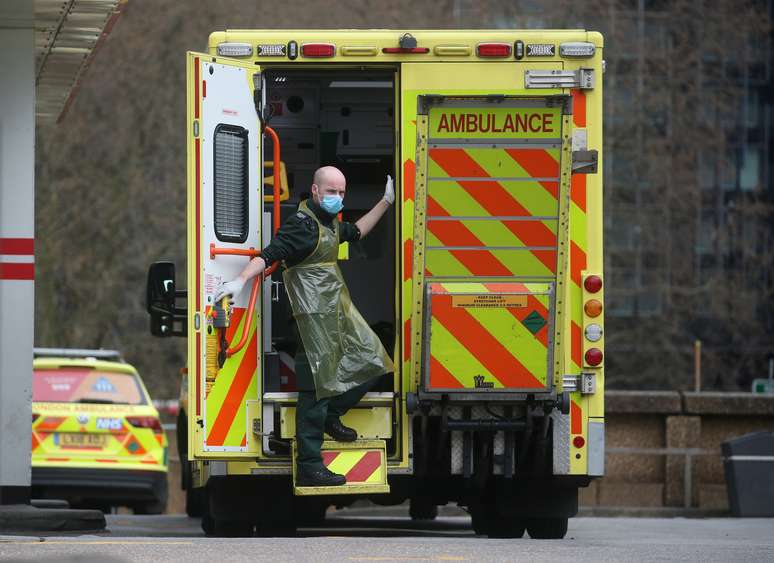 Paramédico entra em ambulância no exterior do hospital St Thomas em Londres
01/04/2020
REUTERS/Hannah McKay