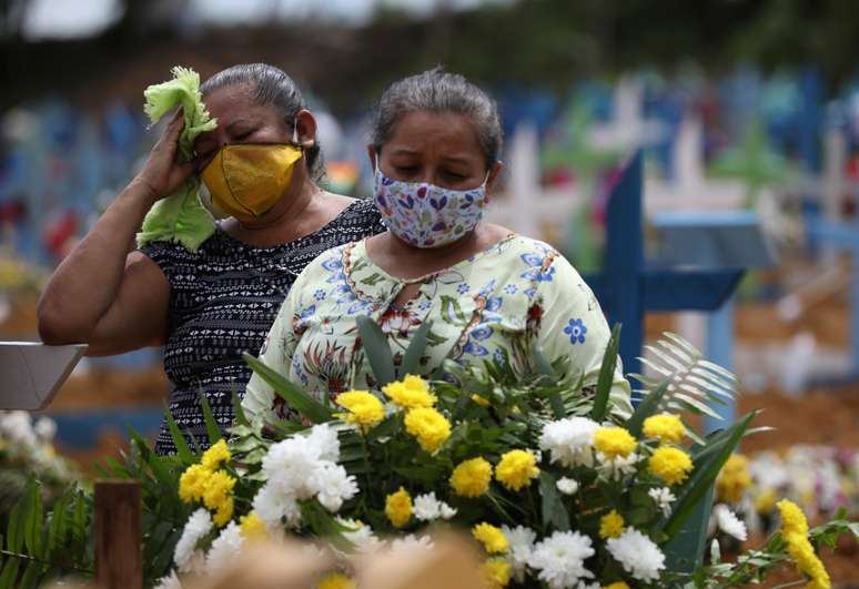 Enterro coletivo devido ao coronav&iacute;rus no cemit&eacute;rio Parque Tarum&atilde;, em Manaus 28/4/2020 REUTERS/Bruno Kelly 28/4/2020 REUTERS/Bruno Kelly