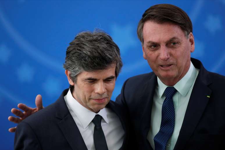 Teich e Bolsonaro confraternizam durante a posse do ministro
17/04/2020
REUTERS/Ueslei Marcelino