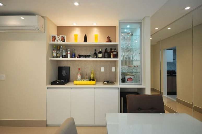 56. A bandeja amarelo trouxe alegria para o ambiente do home bar. Fonte: Pinterest