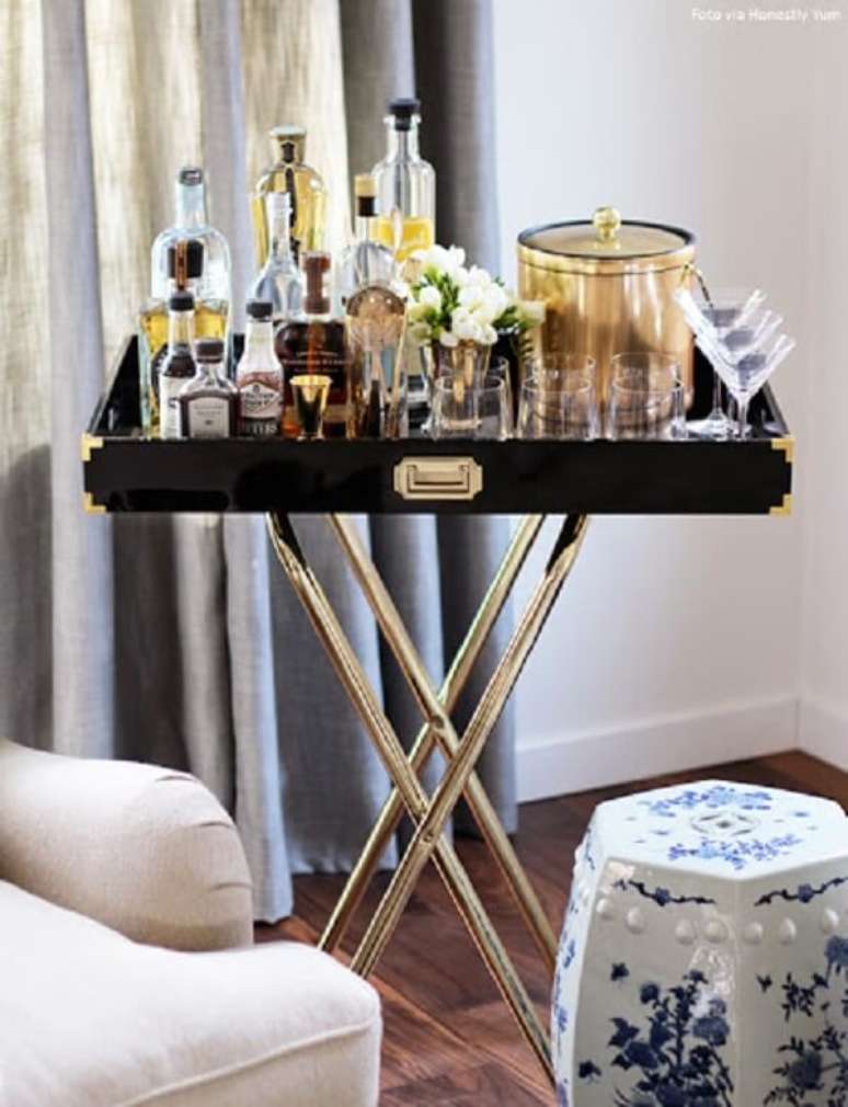 57. A bandeja com cavalete serve de apoio para garrafas e copos do home bar. Fonte: Pinterest