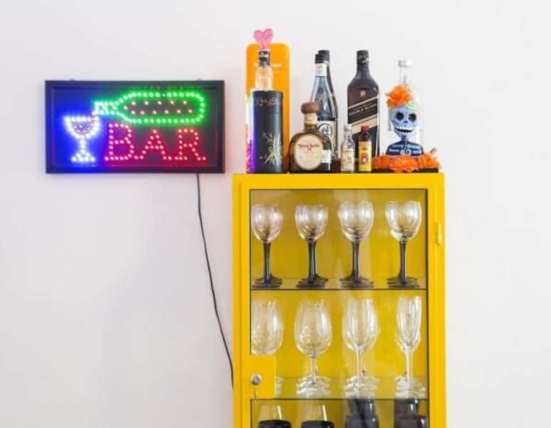 58. A cristaleira amarela trouxe um charme especial para o home bar. Projeto por Buji Decora&ccedil;&atilde;o Reuso