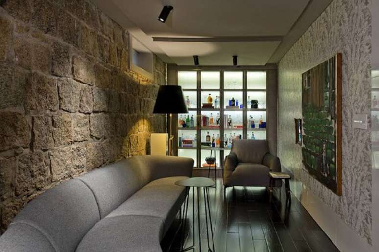 60. A ilumina&ccedil;&atilde;o trouxe um toque especial para o home bar da parede. Fonte: Pinterest