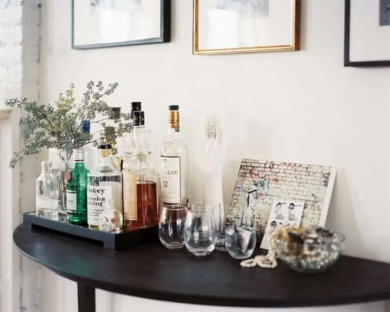 59. A mesa meia lua do home bar ocupa pouco espa&ccedil;o no ambiente. Fonte: Almanaque da Mulher