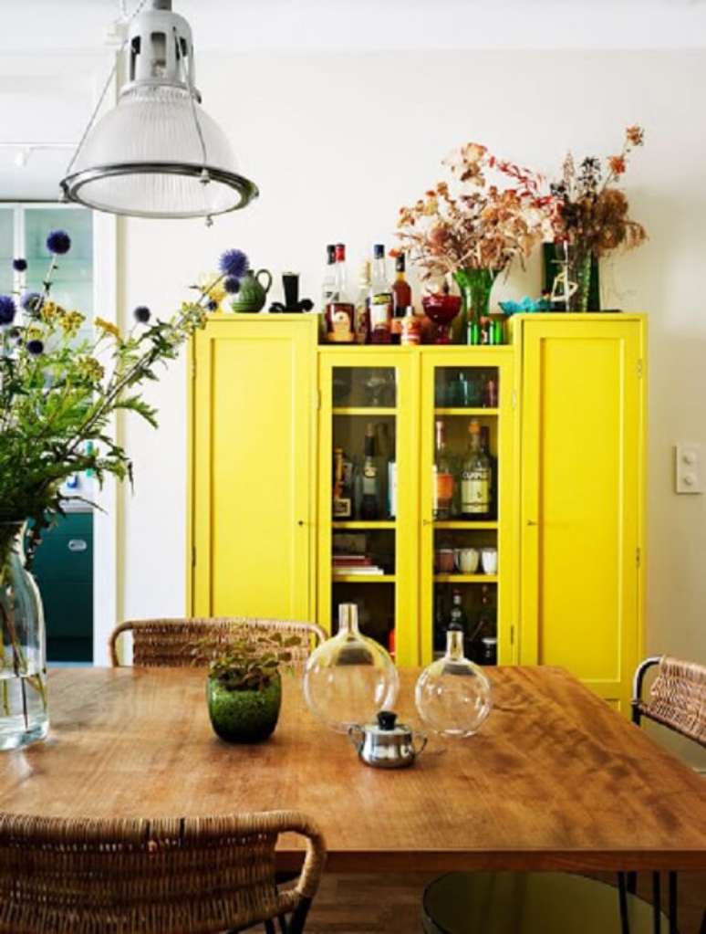 61. Aproveite a cristaleira para organizar seu home bar. Fonte: Kika Junqueira