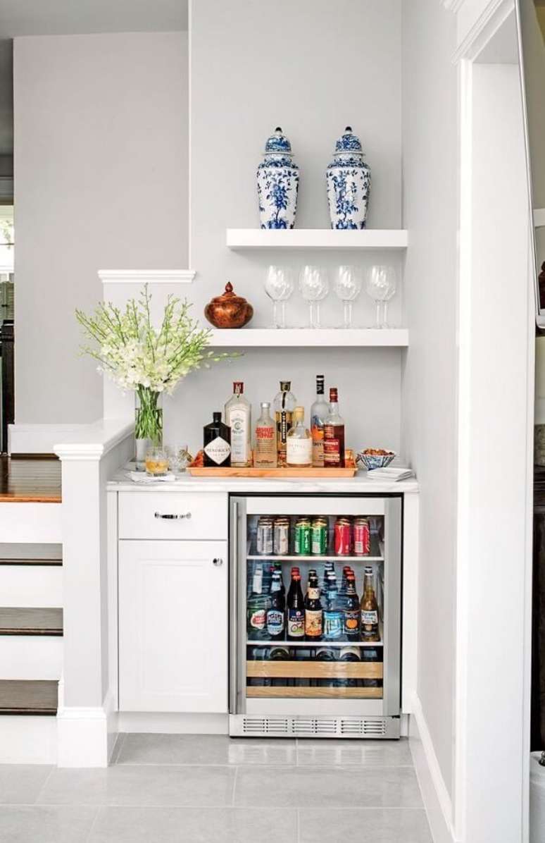 62. Aproveite o cantinho ao lado da escada para montar um mini home bar. Fonte: Pinterest