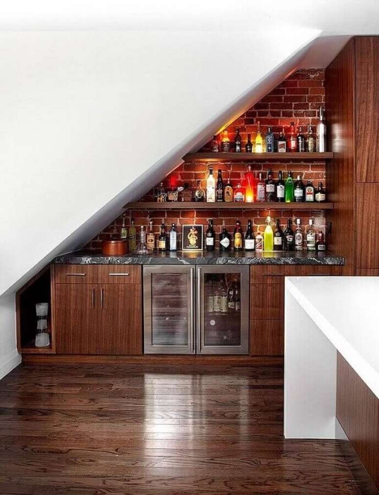 54. Aproveite o espa&ccedil;o embaixo da escada para montar um criativo home bar. Fonte: Pinterest
