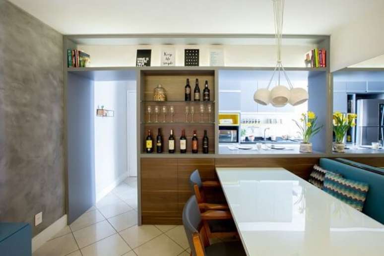 5. Aproveite o recuo da parede para montar um lindo home bar. Projeto por Adriana Diegues