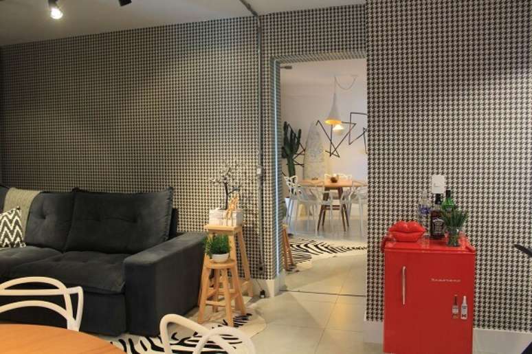 55. Aproveite um cantinho da sala para montar um home bar. Fonte: CASAon CASAon